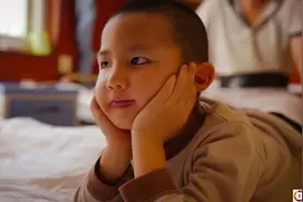 一岁的儿子走路姿势怪异，妈妈带着他去检查，看到诊断书不敢相信图片