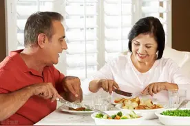 男人过了60岁，和女人在一起还会有感情吗？两个男人说出心里话图片