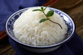 煮米饭，别只懂加水，记得多放2样，米饭松软粒粒饱满，满屋飘香图片