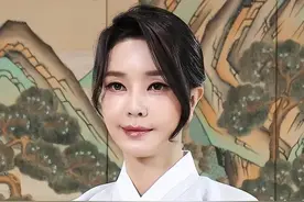 韩国第一夫人：履历造假，49岁整容成少女样，走C位盖过老公风头图片