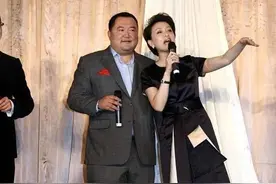 杨澜携富豪老公亮相，用“不对称设计”穿出高级感，美得优雅大方图片
