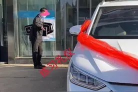 45岁男子应聘汽车销售，每天提前两小时上班，同事：他也是不得已图片