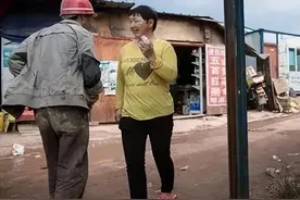 张口就来？男子撒尿被女子看见，被索赔3000，女子:这我老家习俗图片