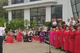 万泉河畔红歌合唱团唱响《我的祖国》图片