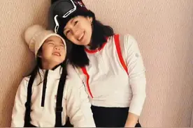 章子怡近照快瘦成麻杆，穿滑雪服腿和6岁醒醒一样粗，腰身更窈窕图片
