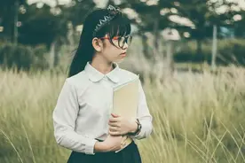“妈，我没考好”，两位妈妈不同的回答，10年后孩子格局差距立现图片