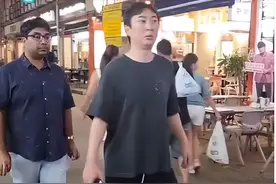 王思聪新加坡被偶遇，大肚油头还有精神小妹作陪，网友：眼光真差图片