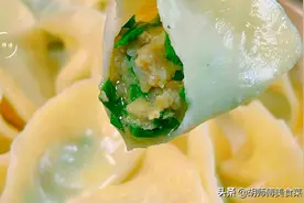 拌韭菜饺子时，要学会用减法，牢记“1放2不放”，饺子翠绿不烧心图片