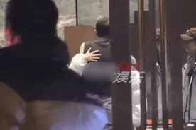 杨坤酒后咸猪手被拍，当街熊抱女子不撒手，紧紧贴身笑容猥琐图片