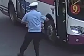 公交司机闹肚子上厕所忘拉手刹，交警10秒飞身刹停失控公交车图片