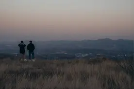 余华《兄弟》：为什么出身相似的人，最后却有不一样的结局!图片