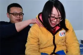女友成植物人医生劝放弃，农村小伙呵护10多年，如今决定领养孩子图片