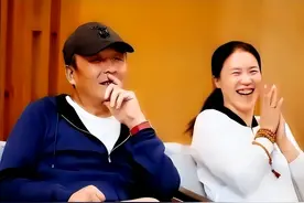 四季如春!王楠巨富老公开房车带一家去三亚过冬,儿女玩打手背游戏图片