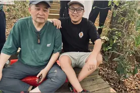 毕福剑现身云南，满脸老年斑席地而坐，三件事一直争议不断图片