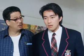 拍这场戏时星爷明显笑场，但导演没喊卡只好继续演，不料却成经典图片