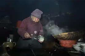74岁老奶奶，一人住深山31年，105岁一日三顿肉，做饭有“讲究”图片