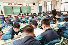 原创国旗下讲话 勤学善问，描绘未来图片