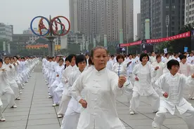 八段锦详细版，学练健身气功·八段锦如何做到松静自然？图片