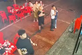 唐山打人事件最值得讨论的是从头到尾都在看热闹的绿裙女图片