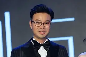王迅：抛弃10年妻子，转头爱上小18岁美女，前妻去世被骂上热搜图片