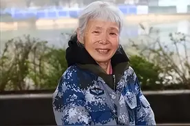 她是中国首位女空降兵，退休后将积蓄全部捐出，还为穷苦百姓义诊图片