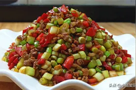 这道用蒜苔制作的小炒菜，咸香味美特别开胃，一口气能吃三碗饭图片