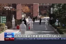 致敬“抗疫英雄”，11岁男孩在窗台开了场“演唱会”图片