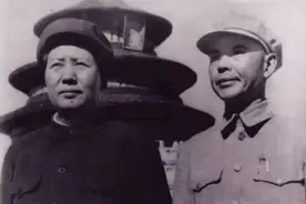 军区副司令请一位军长坐前排：你是上将，我是中将，请前排就座图片