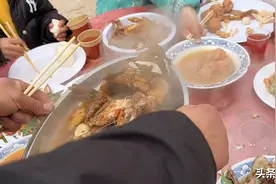 江苏农村酒席，10个人吃24个菜，上礼100元全家都去吃图片