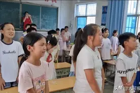最后一课，不舍支教大学生离开，洛阳山区孩子们泪别“老师”图片