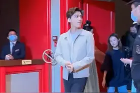 李易峰福州参加活动，全程没笑容似有心事，网友：最近在追他的剧图片