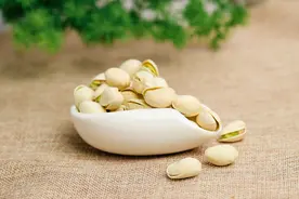 治疗3个月肿瘤缩小50%，晚期肺癌重获手术机会图片