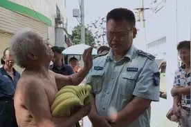 70岁地摊老汉当街掌掴城管怒吼：市容市貌重要，活着就不重要了吗图片