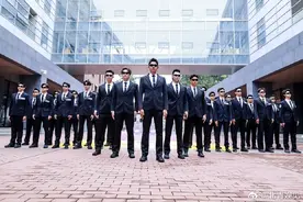 高校版全员加速中猎人！北京邮电大学学长化身黑衣“猎人”迎新生图片