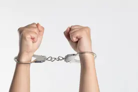 避陷入坑！隔离期间夫妻逃跑成功，又被军方疑为恐怖分子逮捕图片