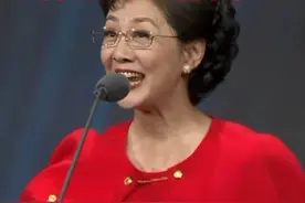 52岁海霞近况：身穿红色裙子光彩照人，转至幕后如今有了新的身份图片