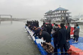 《长江保护法》正式实施两周年之际，42万尾鱼苗放归长江图片