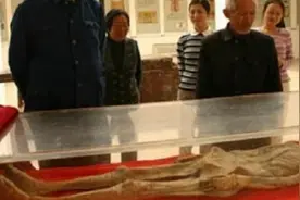 88年江西出土一宋代古墓，墓中女尸面部皮肉有弹性、毛孔清晰可见图片