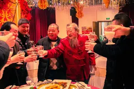 山东一家给老父贺寿喝光8瓶茅台，保姆带走空瓶，行家：吃穿不愁图片