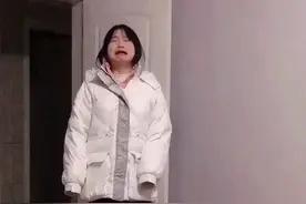 湖南姐姐惹弟弟被打哭后告状，表情传神逗乐网友，妈妈淡定拍视频图片