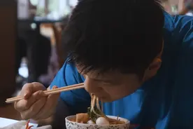 樊振东国外餐厅吃大餐！5种美食摆一大桌，大口撸肉串停不下来图片
