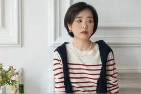 这是我见过最优雅的小个子女人：发过耳，裙过膝，不扮嫩也不显老图片