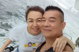 吴毅将夫妇包豪华游艇出海！港姐妻子穿短裤秀身材，58岁气质出众图片