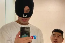 韩国“张国荣”刘亚仁疑似出柜，晒与男友合照，手指刺青抢镜图片