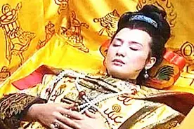 1972年内蒙现康熙女儿墓，身穿龙袍240年不腐，腿上残留奇怪液体图片