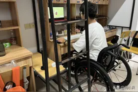 从徐州到宜兴 坐在轮椅上的新生李宇入学报到了图片