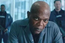 待遇绝了！漫威妈惹法克侠获终身成就奖，给他颁奖的是奥斯卡影帝图片