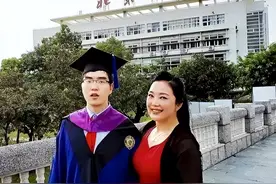 儿子脑瘫，丈夫嫌累赘抛妻弃子，女人用29年创造奇迹啪啪打脸前夫图片
