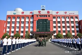 忻州实验中学举行“扬文明之花，铸文明之魂”主题升旗仪式图片
