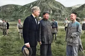 1952年，毛主席和杨尚昆等人到农家讨水喝，农妇：斯大林没同来？图片